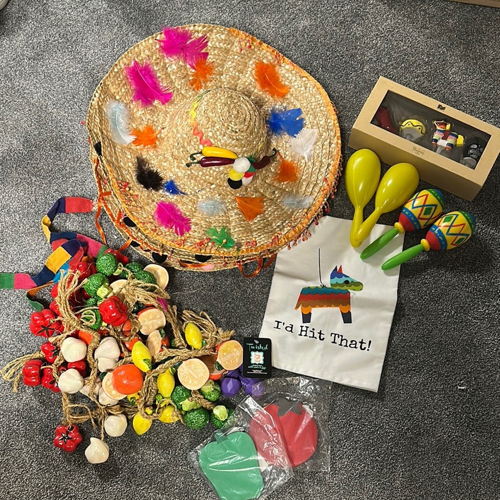 Fiesta Party Supplies Set with 4 Sombreros and Maracas